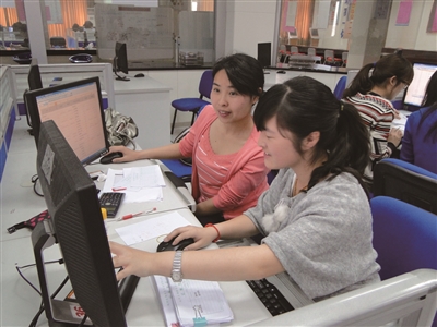 1494559643558509.jpg 图为经贸会计实训基地教师在指导学生代理记账.jpg